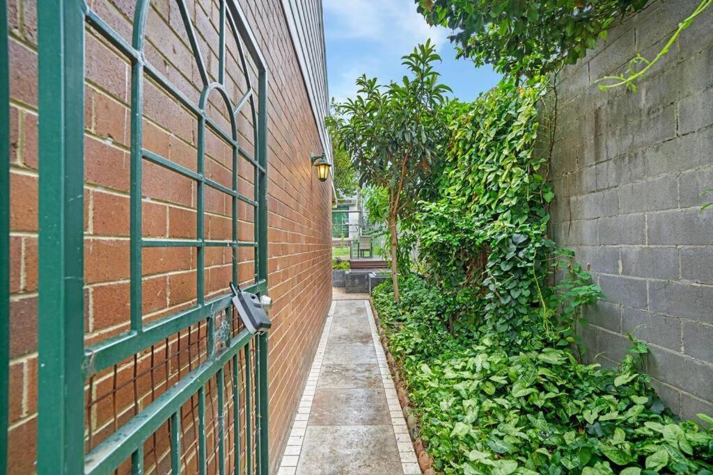 Chic 4 Bedroom House Five Dock