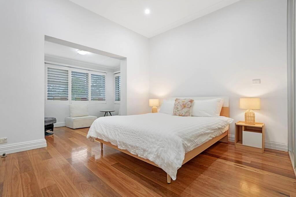 Chic 4 Bedroom House Five Dock *