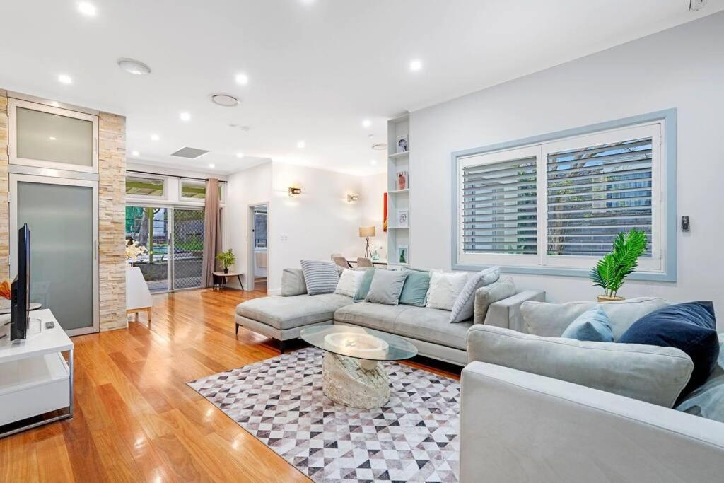 Apartment Chic 4 Bedroom House Five Dock *
