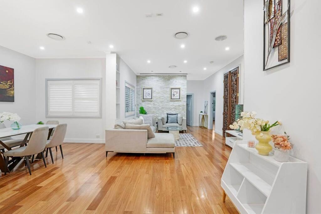 Chic 4 Bedroom House Five Dock Apartment
