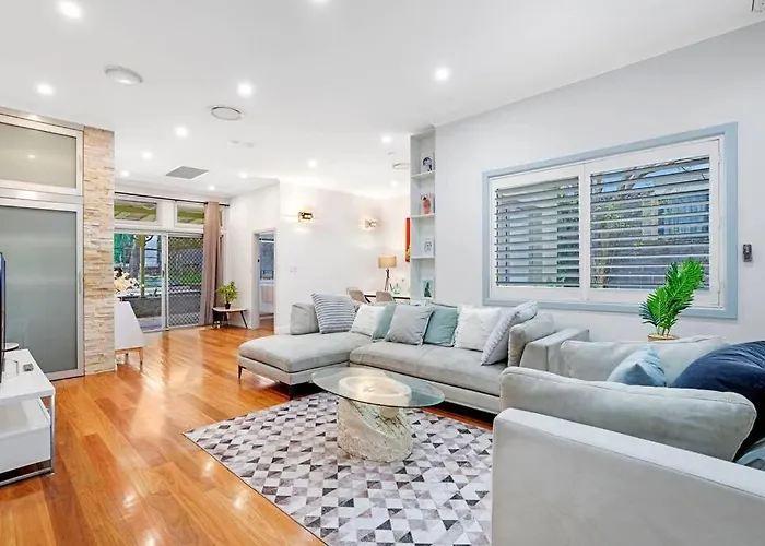 Chic 4 Bedroom House Five Dock