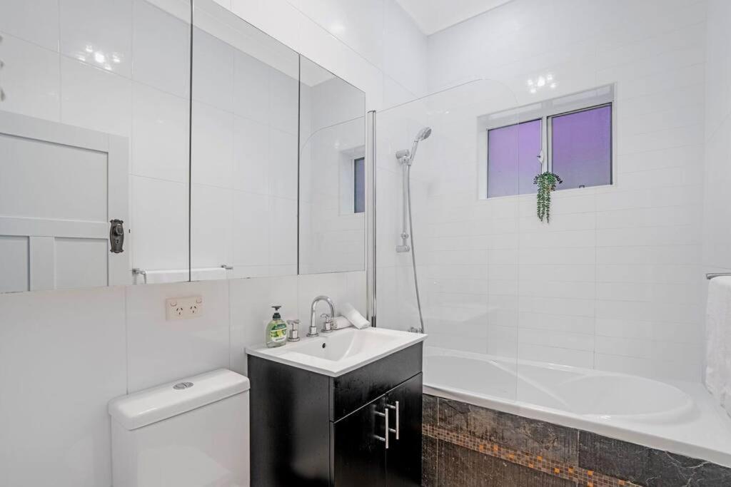 Chic 4 Bedroom House Five Dock Apartment