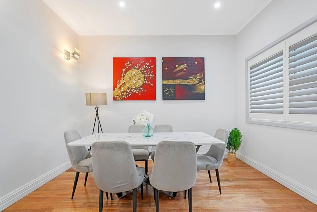 Chic 4 Bedroom House Five Dock Apartment *