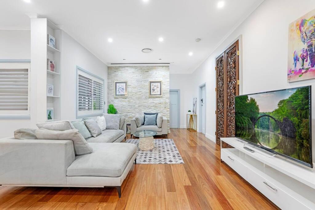 Chic 4 Bedroom House Five Dock Apartment Sydney